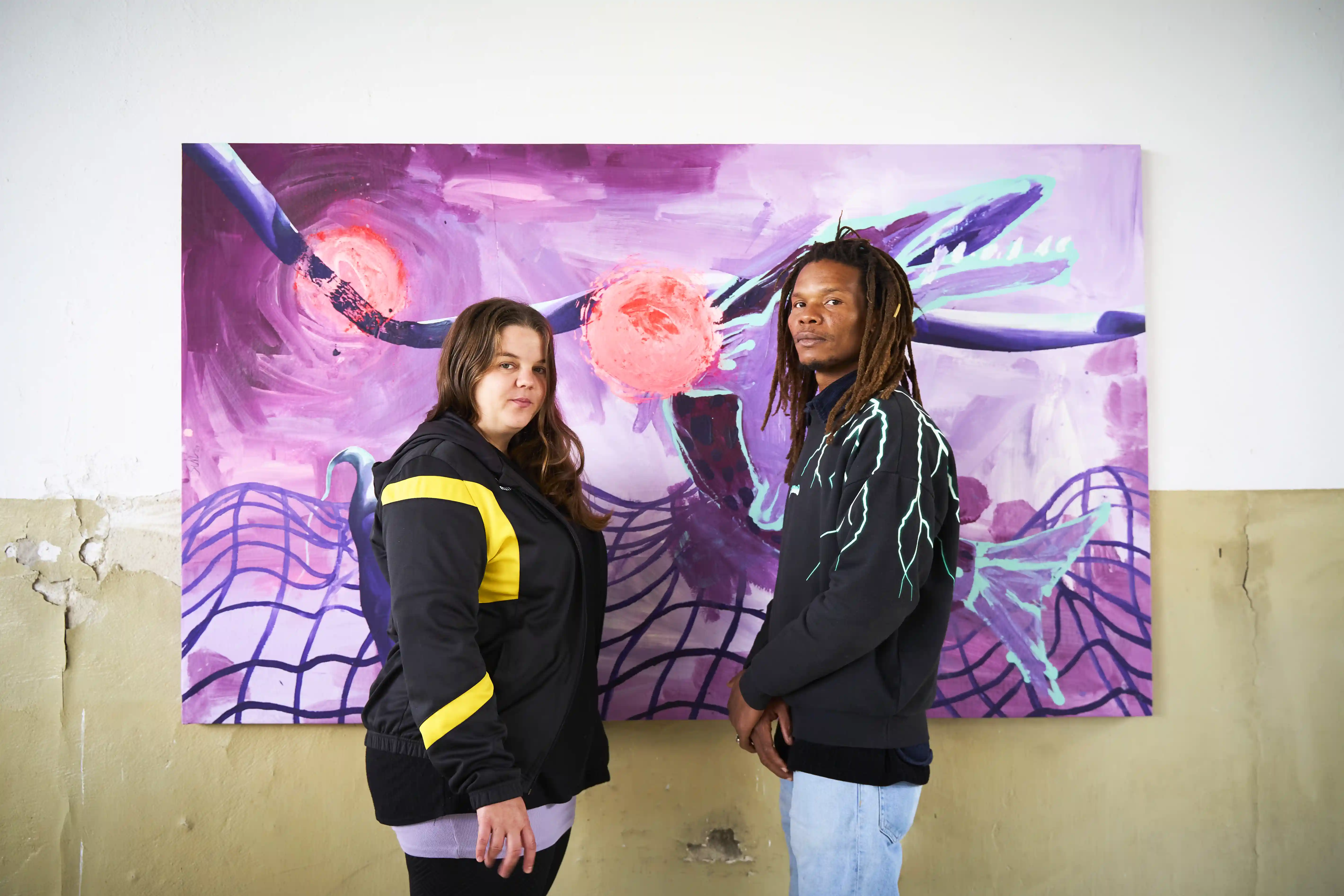 Lydia Schellhammer und Christ Mukenge vor ihrer Arbeit Transformative Landschaften, KFZ, 2024